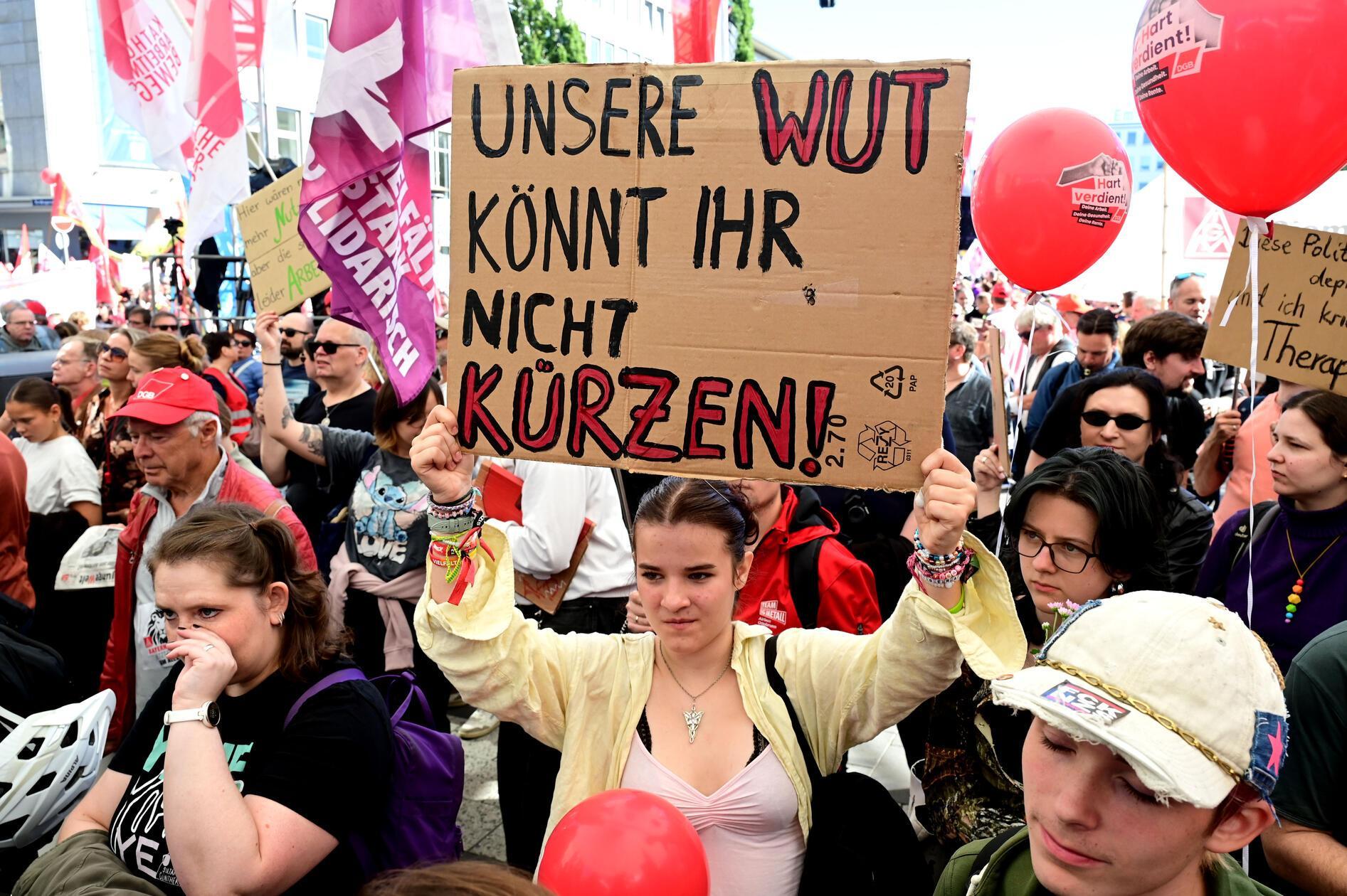 Der DGB und seine Mitgliedsgewerkschaften kritisieren drohende Verschlechterungen bei sozialer Sicherheit und Arbeitnehmerrechten.