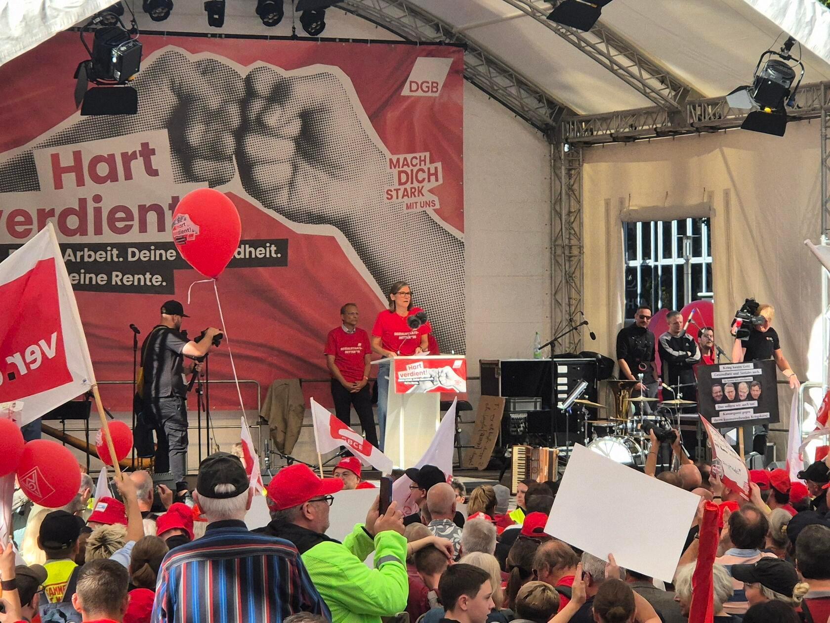Der Aktionstag soll auch die politische Debatte auf Bundesebene begleiten. Die Reformpolitik von Bundeskanzler Friedrich Merz (CDU) ist umstritten.