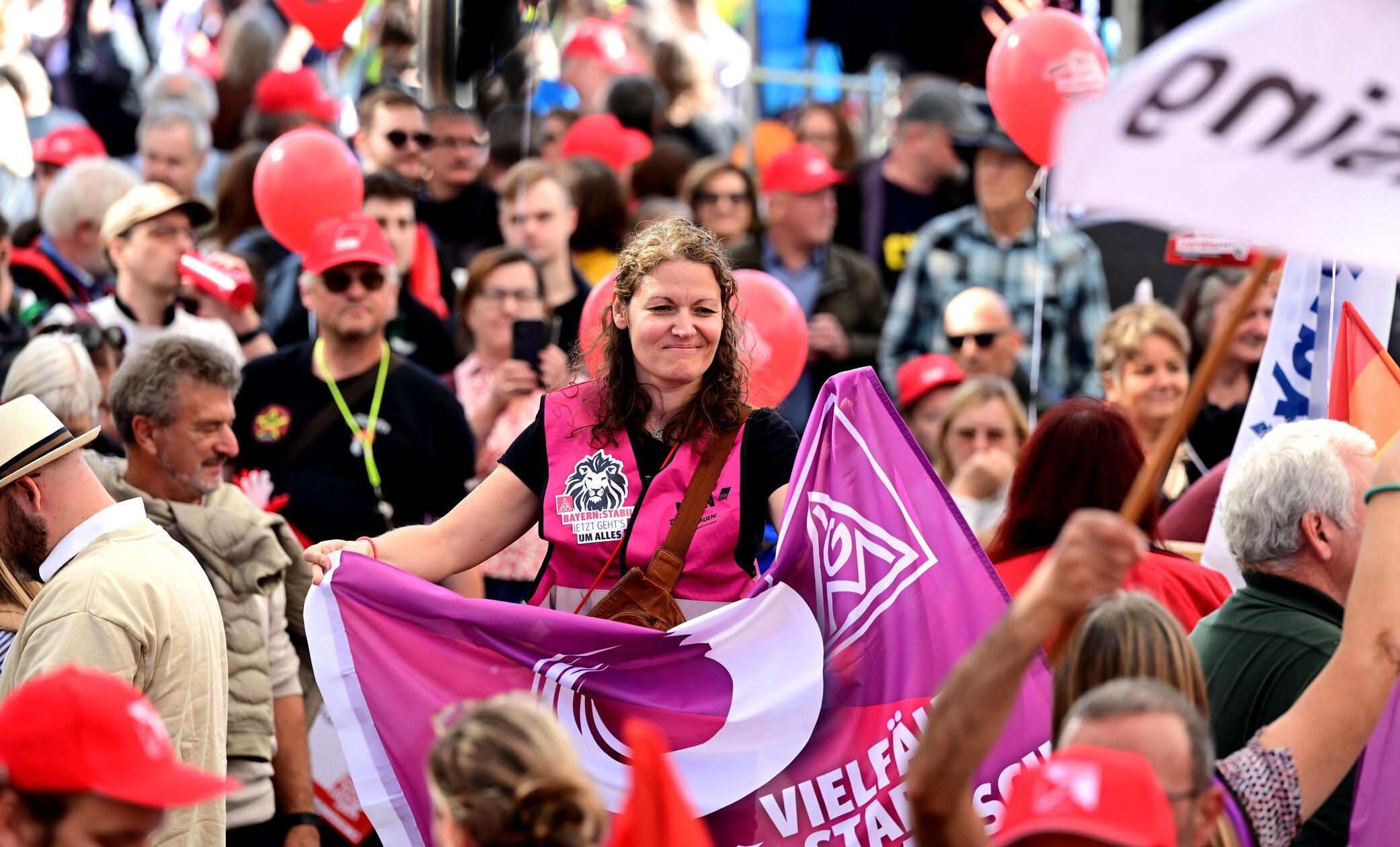 Laut Veranstalter fanden sich bis Mittag rund 25.000 Teilnehmende ein. Auch im Tram-Netz der VAG kommt es wegen der Demonstration auf mehreren Linien zu Verzögerungen.