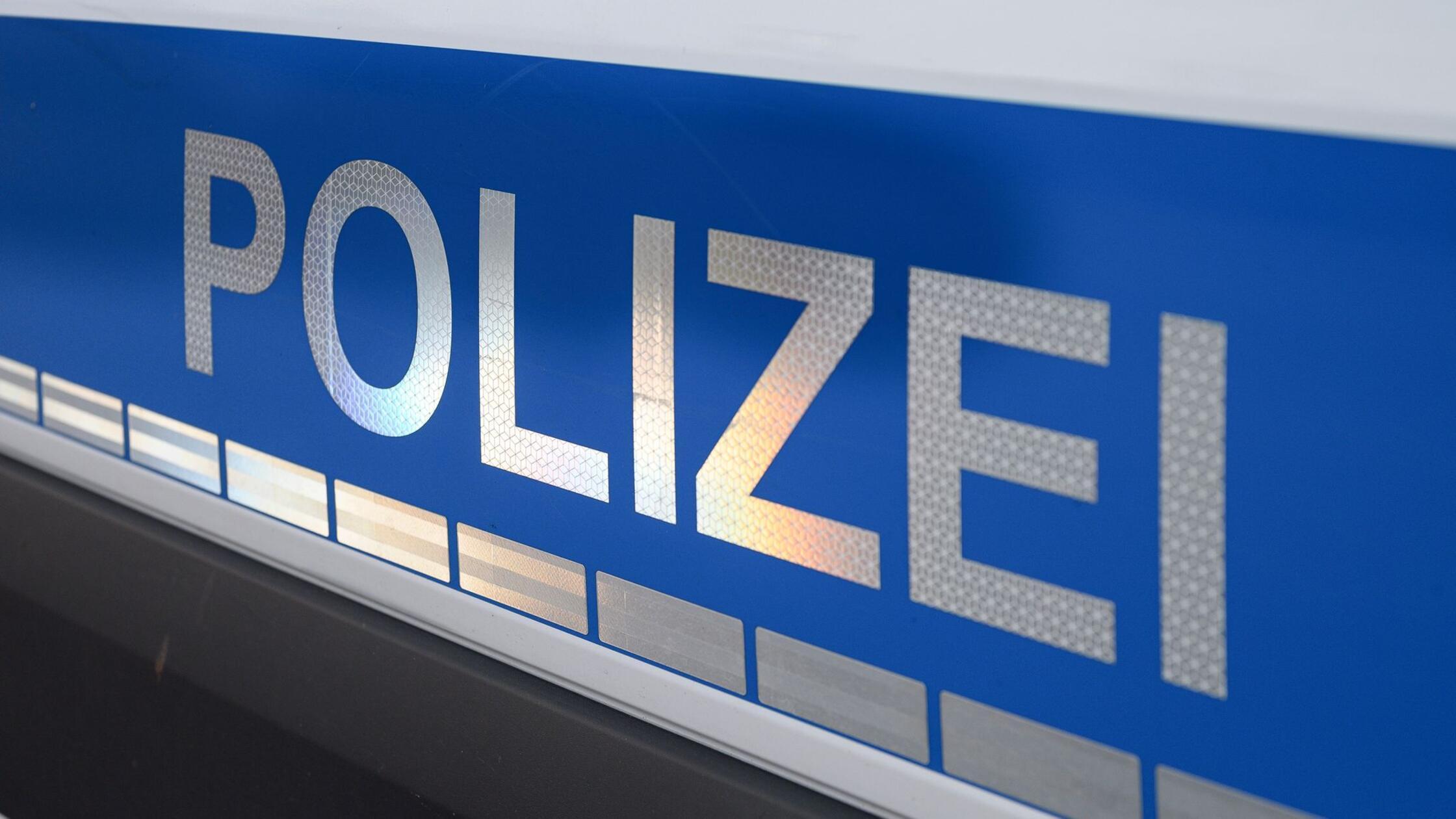 Der Polizei-Schriftzug auf einem Einsatzwagen. (zu