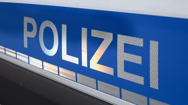 Der Polizei-Schriftzug auf einem Einsatzwagen. (zu