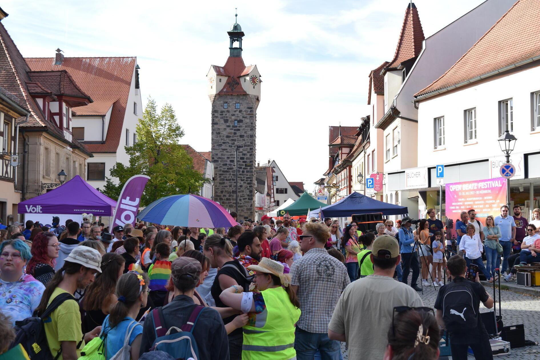 Bunt und ausgelassen: Hunderte haben im Herz von Herzogenaurach Christopher Street Day gefeiert.