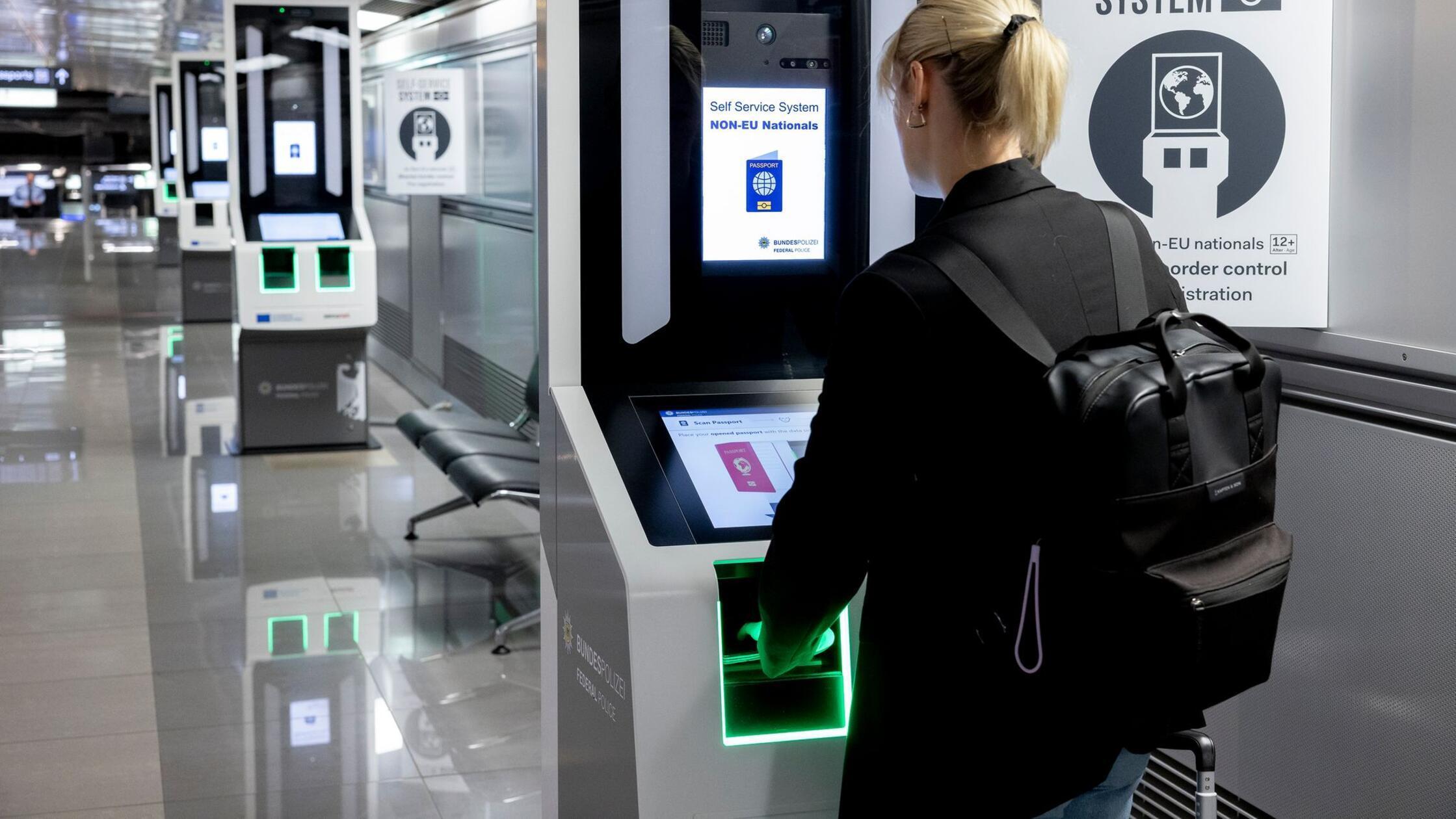 Eine Reisende nutzt am Flughafen Düsseldorf ein Te