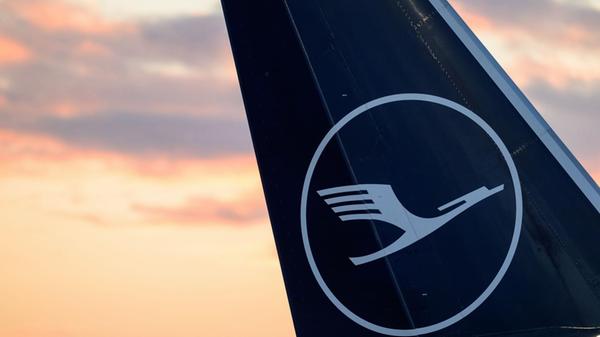 Blick auf eine Heckflosse einer Lufthansa Maschine
