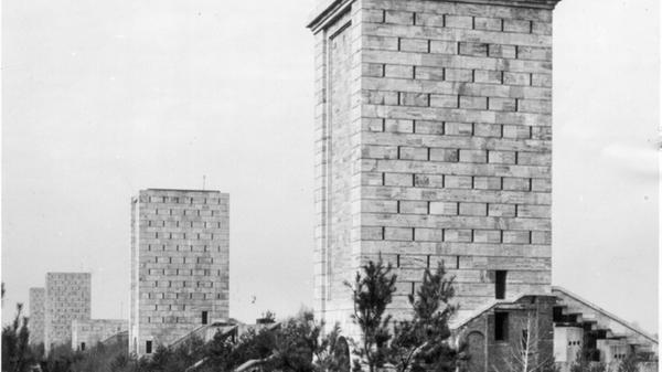 26 Türme sollten auf dem Märzfeld erbaut werden, zum Kriegsende waren es elf.
