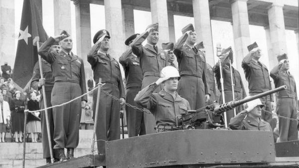 Abschiedsparade eines US-Battalions 1955. Sechs Haubitzen schossen Salut. Vorne links Brig. - General Robert H. Booth, neben ihm der Kommandierende Offizier des 70. Artillerie Battalion, Lt. Col. Abb. Chrietzberg.