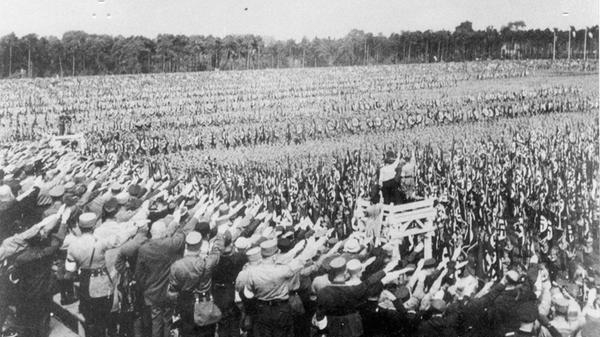 Das Reichsparteitagsgelände diente im Dritten Reich als überdimensionaler Versammlungsort. Doch auch nach dem Ende von Hitlers Schreckensherrschaft lag das Gelände nicht brach, sondern diente friedlichen Veranstaltungen als Austragungsort - von Norisring-Rennen bis Rockkonzerten. Die Anfänge waren bescheiden: Beim Aufmarsch von NS-Funktionären am 2. Speptember 1933 auf dem Zeppelinfeld wirkte vieles noch provisorisch, stehen die Braununiformierten noch auf Holzbänken.