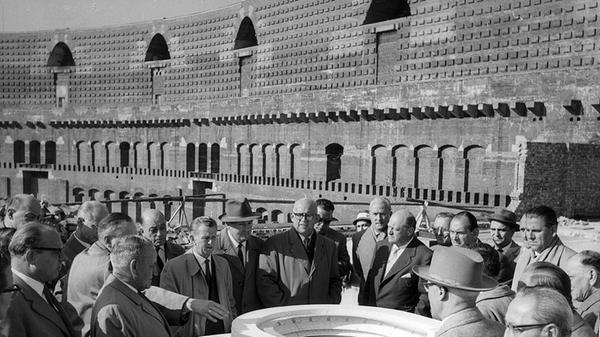 Städtische Politiker, Mitarbeiter des Hochbauamtes und Sportler blicken auf das Modell des geplanten Fuballstadions, das im Innenhof der Kongresshalle entstehen soll.