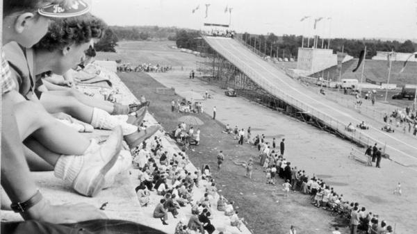 Seifenkistenrennen im Sommer 1952 auf dem Zeppelinfeld.
