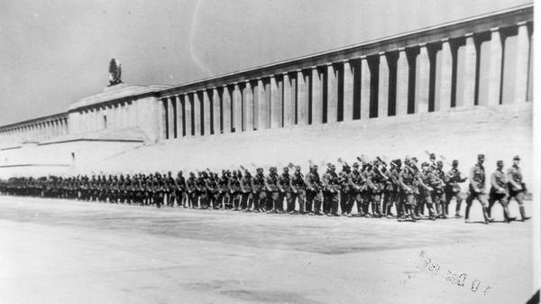 Zigtausende Arbeiter begannen 1937 mit den Aushubarbeiten für das Stadion, doch diese waren bis Kriegsbeginn 1939 noch nicht vollendet. Als Anfang 1945 die Grundwasserpumpen auf der Baustelle abgeschaltet und die Arbeiten eingestellt wurden, lief die bis zu 9,5 Meter tiefe Baugrube mit Wasser voll — der Silbersee entstand.