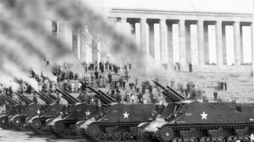 Abschiedsparade eines US-Battalions 1955. Sechs Haubitzen schossen Salut.