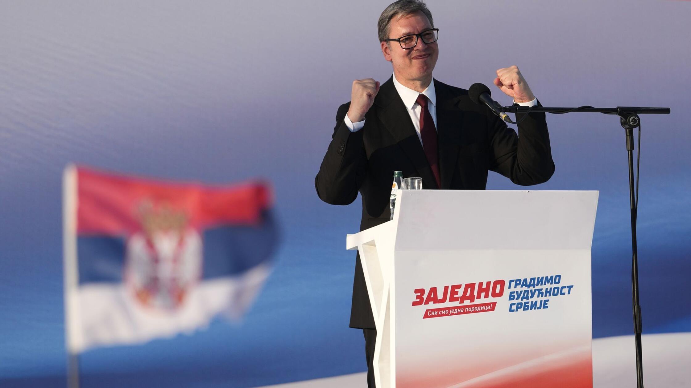 Der serbische Präsident Aleksandar Vučić hält eine