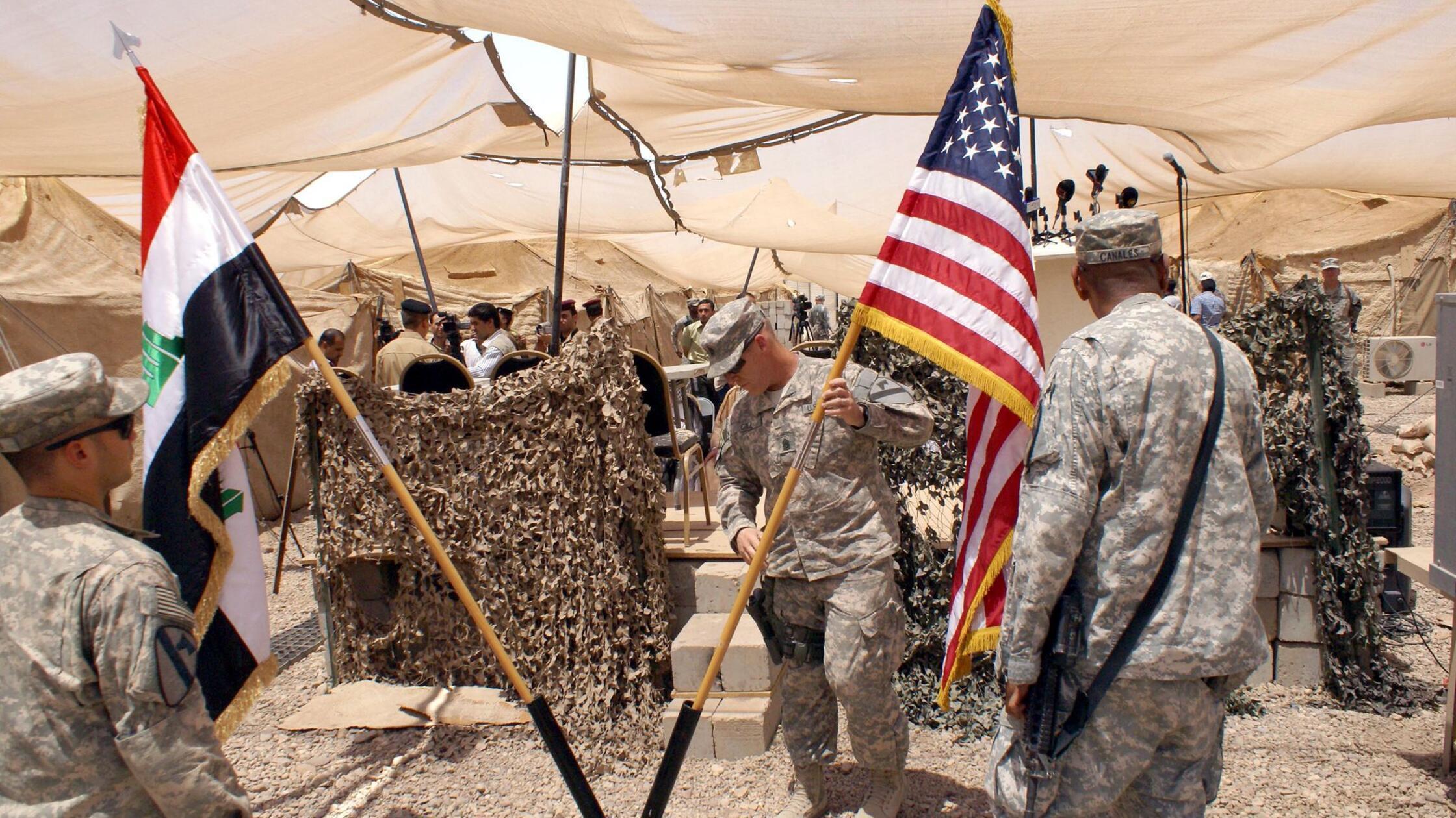 Ein US-Soldat zieht die US-Flagge aus einem Stände