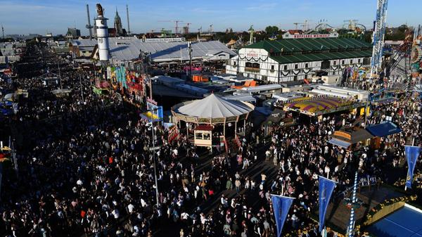 Wiesnbesucher drängen sich auf der Theresienwiese.