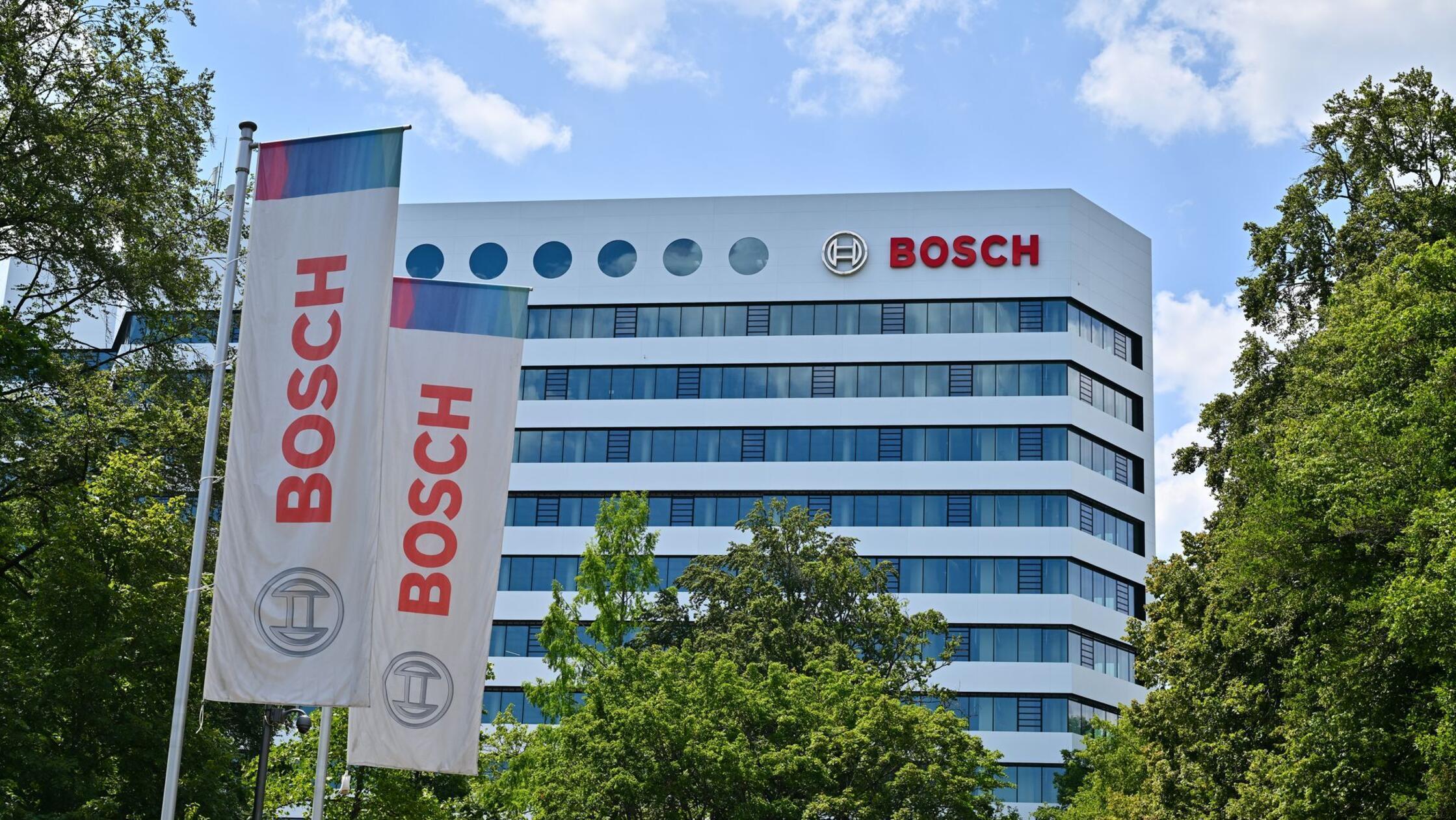 Zwei Fahnen mit Bosch-Logo wehen vor der Bosch-Zen