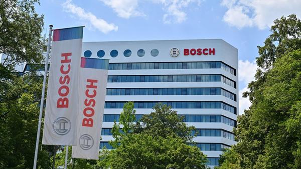 Zwei Fahnen mit Bosch-Logo wehen vor der Bosch-Zen