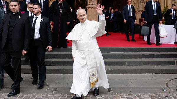Papst Leo XIV. winkt zum Abschied, als er nach ein