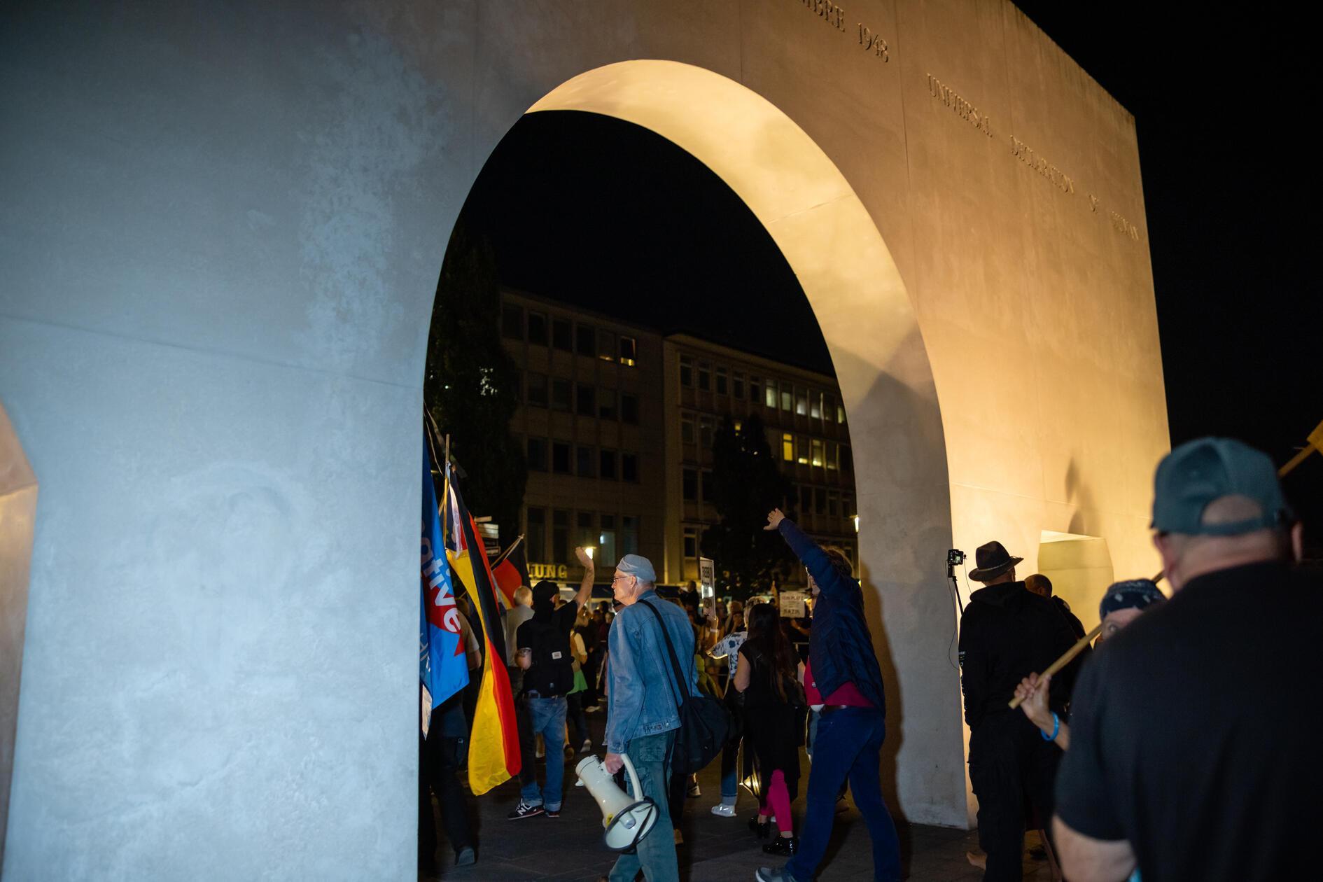 Die Stadt Nürnberg hatte die Straße der Menschenrechte eigentlich als Kundgebungsort für das rechtsextreme "Team Menschenrechte" untersagt. Doch das Bayerische Verwaltungsgericht entschied, dass die Gruppe durch die Straße laufen darf. Vorausgegangen war eine Entscheidung des Verwaltungsgerichts in Ansbach.