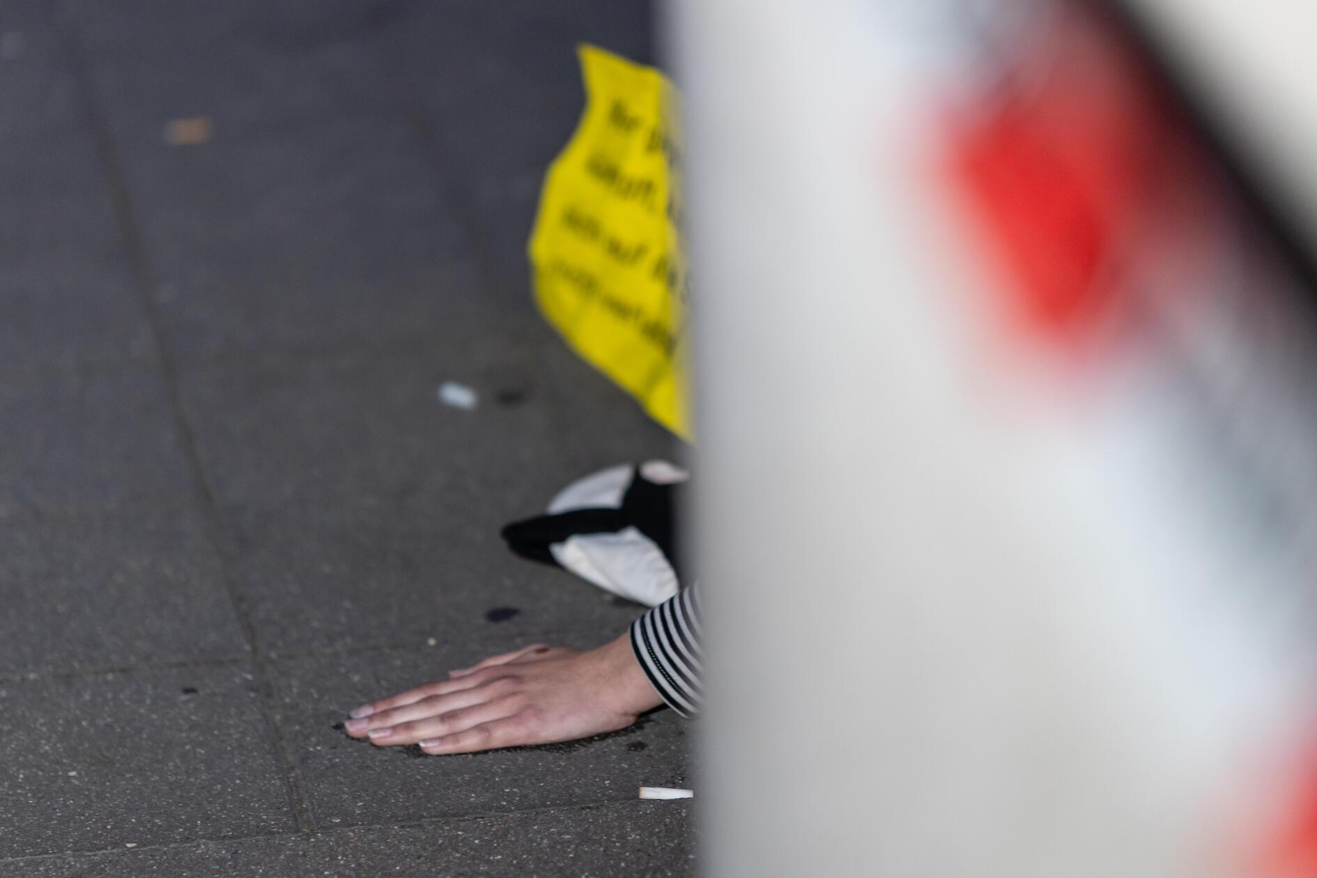 Trotz der festgeklebten Personen fand die Zwischenkundgebung des "Team Menschenrechte" in der Kartäusergasse statt. 