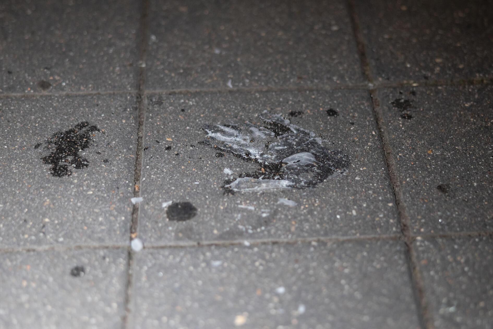 Nach der Zwischenkundgebung gelang es den vier Personen laut Polizei, den Kleber selbst zu lösen und den Ort zu verlassen.