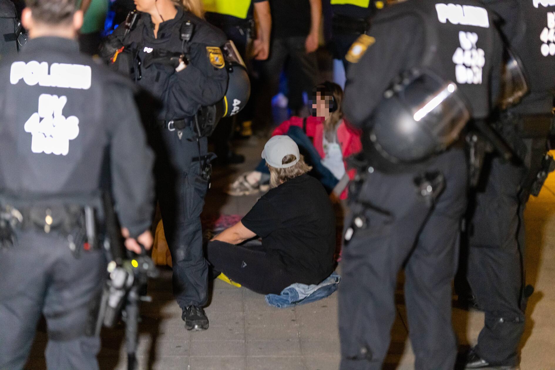 Während des Aufzugs versuchte eine kleine Gruppe des Gegenprotestes in der Karolinenstraße eine Sitzblockade zu machen. Das wurde jedoch von Einsatzkräften der Polizei verhindert. Auch in der Klaragasse gab es zwei Sitzblockaden.