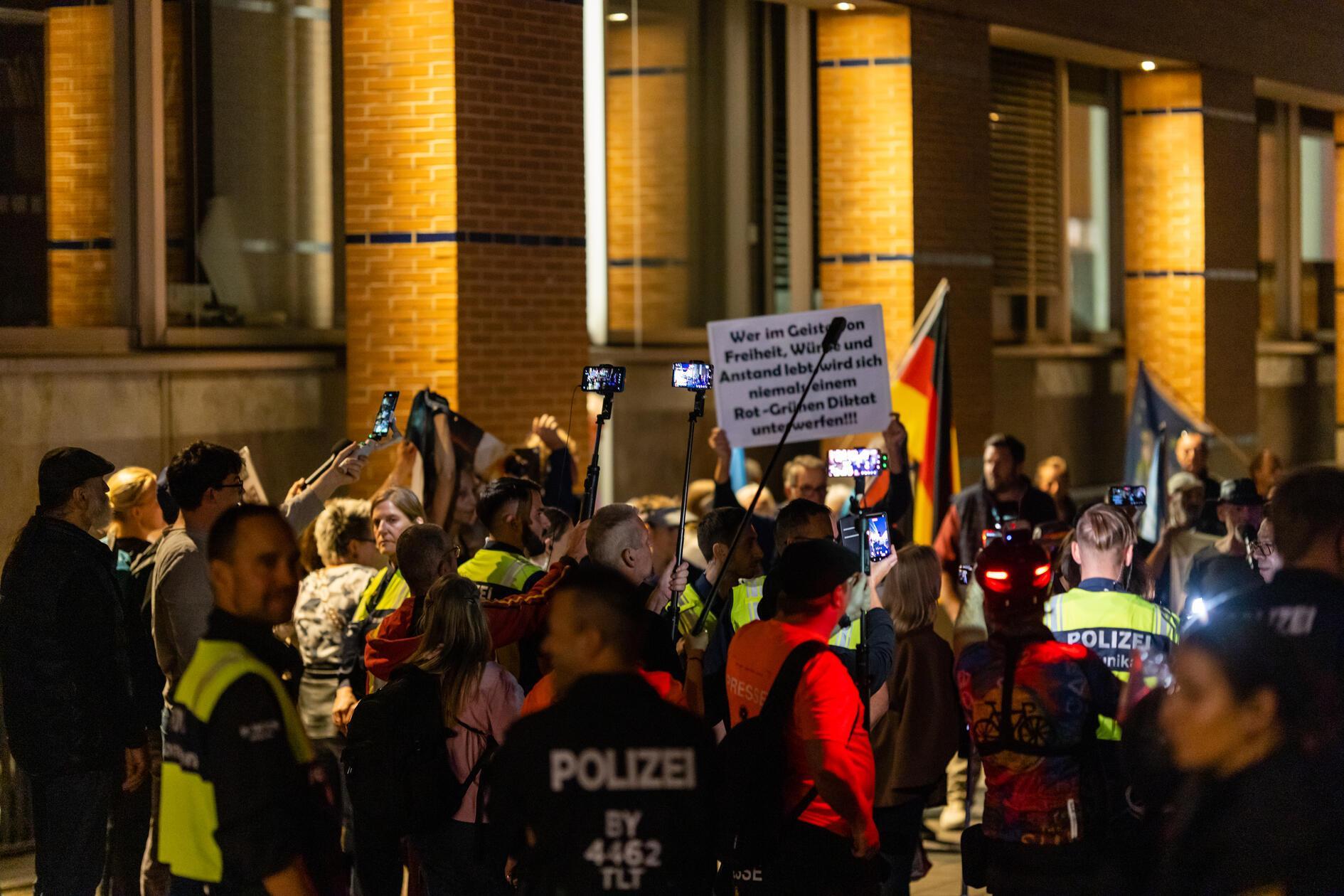 Das "Team Menschenrechte" wird vom Landesamt für Verfassungsschutz im Verfassungsschutzbericht 2025 als Beobachtungsobjekt im Phänomenbereich Rechtsextremismus eingeordnet. 