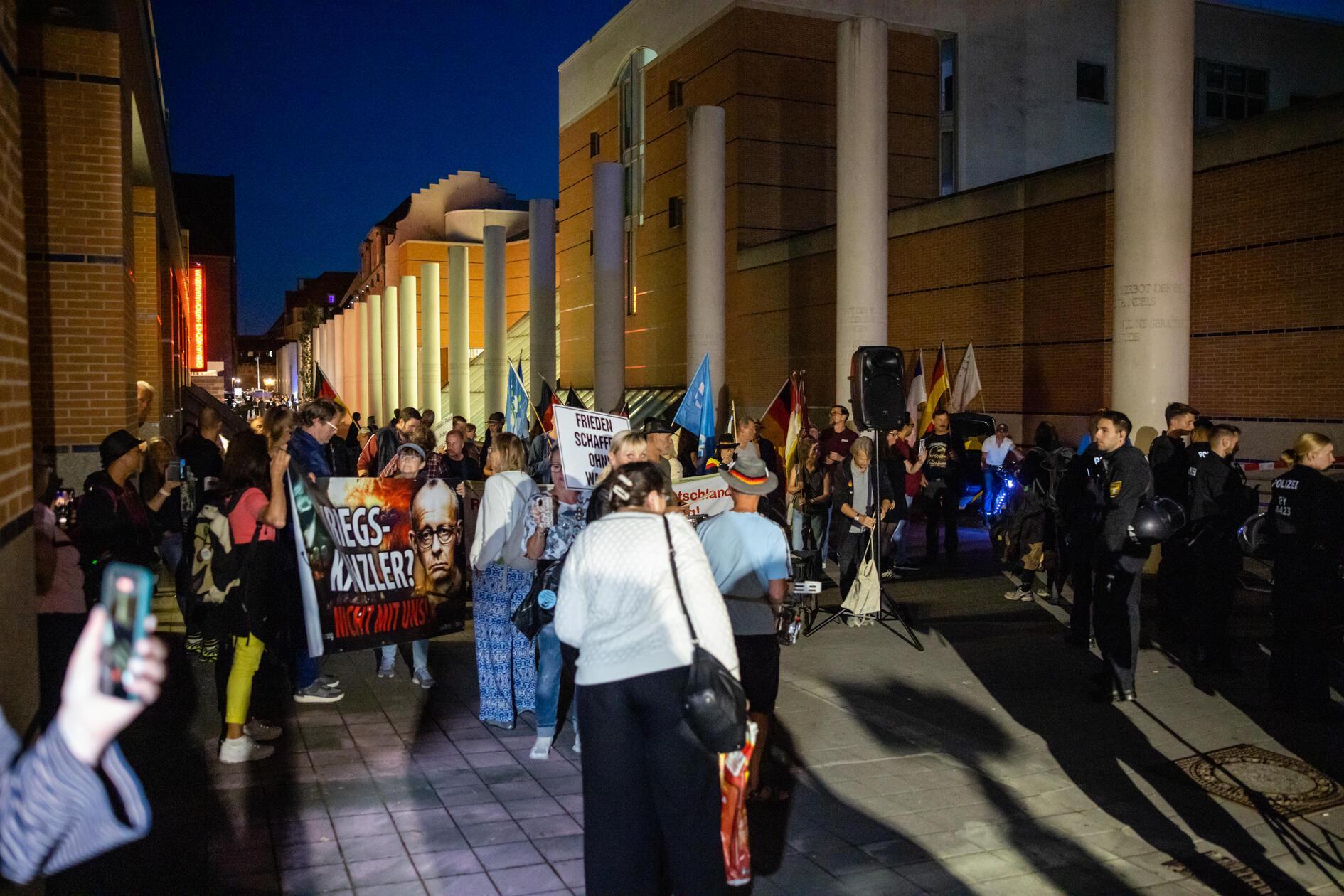 Gegen 20.40 Uhr war die Versammlung laut Polizei beendet. Die Nürnberger Kriminalpolizei ermittelt nun wegen möglicher Verstöße im Zusammenhang mit der Protestaktion.