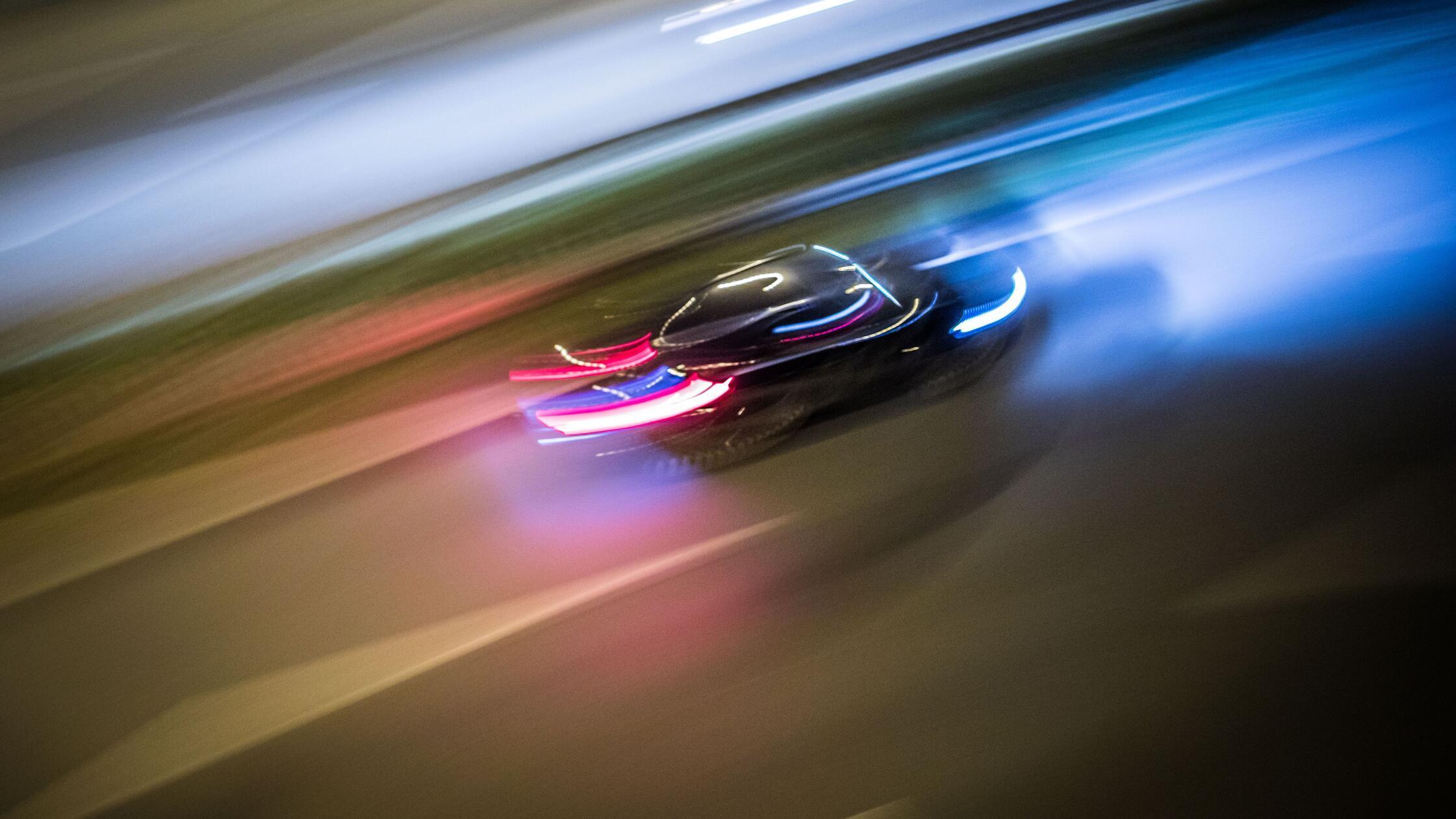 Zu Lichtspuren verwischt sind die Fahrzeuge auf de