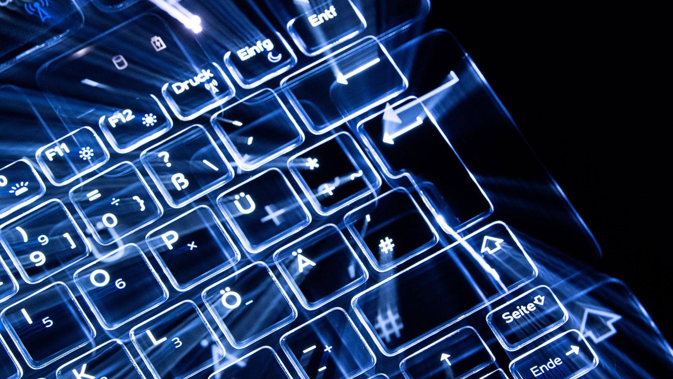ILLUSTRATION - Tasten einer beleuchteten Tastatur.