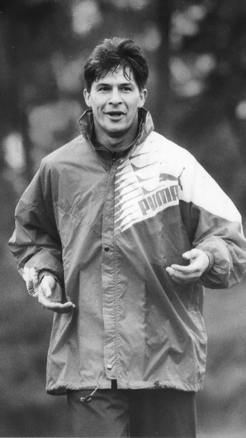 Hans-Jörg Criens trug zum Ende seiner aktiven Laufbahn zwischen 1993 und 1995 das Club-Trikot, stieg mit dem FCN 1994 ab und erzielte in insgesamt 24 Spielen drei Treffer - darunter auch das entscheidende 2:0 im Derby gegen die Bayern am 15. Spieltag vor über 50.000 Zuschauern im ausverkauften Frankenstadion. Davor hatte er 13 Jahre lang das Trikot von Borussia Mönchengladbach getragen.
 
 Criens starb am zweiten Weihnachtsfeiertag an einem Herzinfarkt, wie verschiedene Medien berichten.