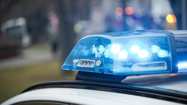 Blaulicht auf einem Einsatzfahrzeug der Polizei am
