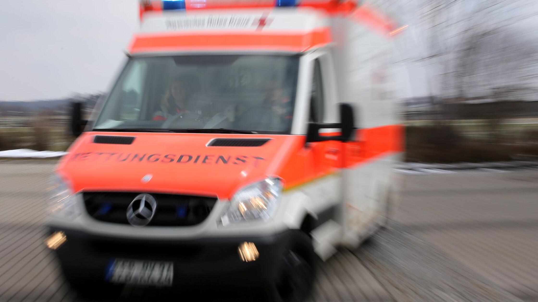 Ein Rettungswagen (RTW) (zu dpa: «Auto stößt mit L