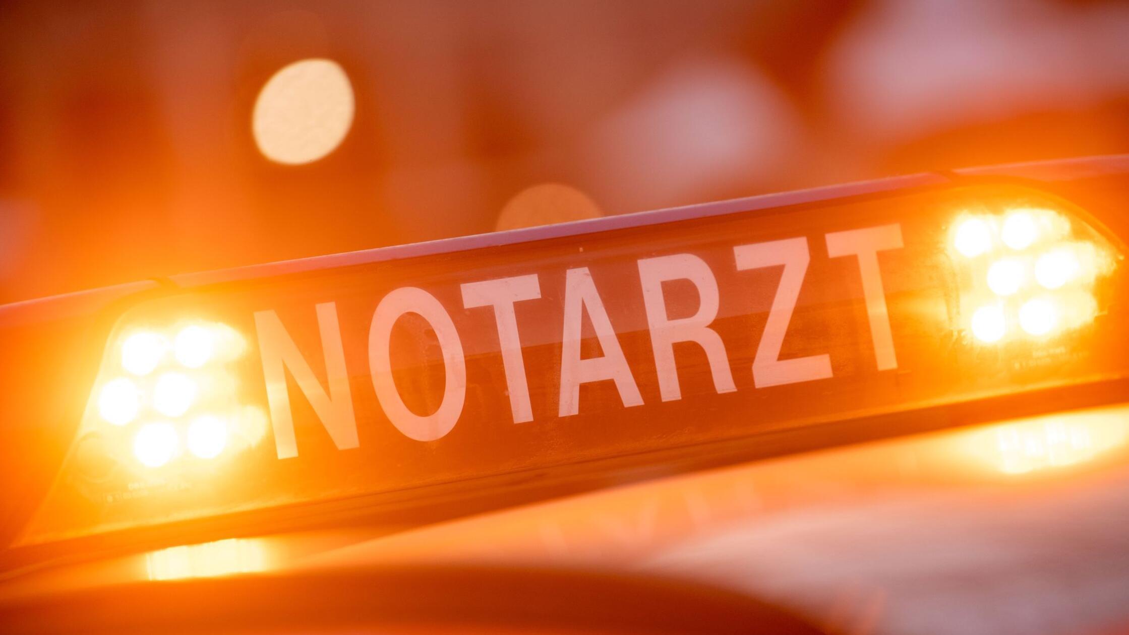 Ein Dachschild mit der Aufschrift "Notarzt" steht 