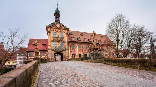 Ansicht des Alten Rathauses und der Rathausbrücke
