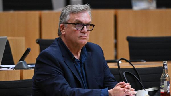 Hape Kerkeling, Schauspieler, sitzt während einer