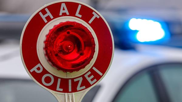 Ein Polizist hält eine Polizeikelle. (zu dpa: «A9