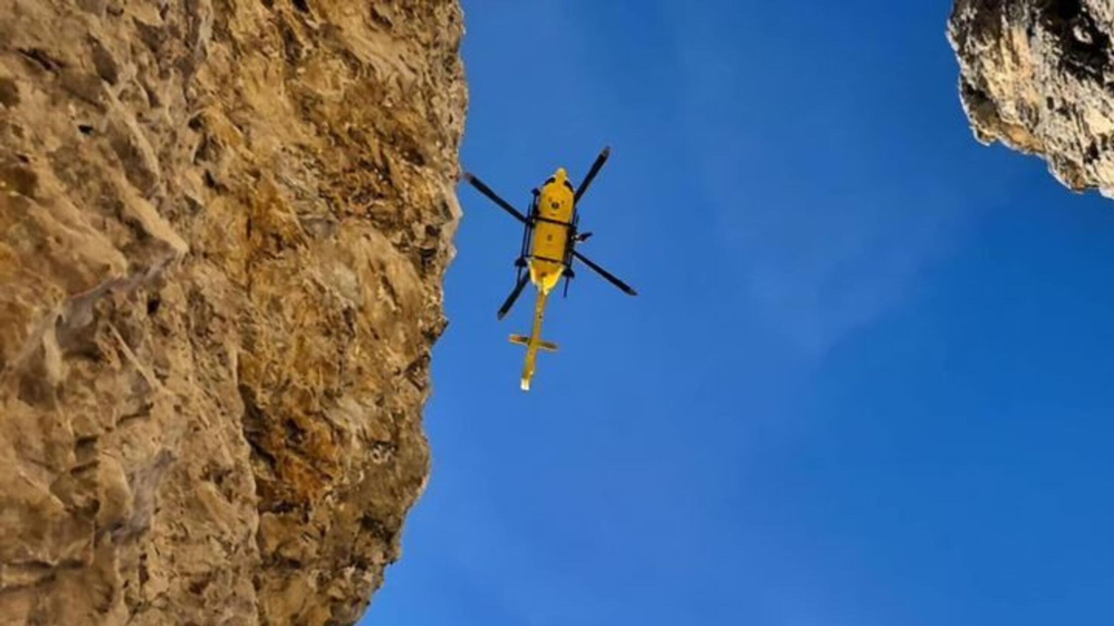 Ein Hubschrauber der Bergrettung ist im Einsatz. (
