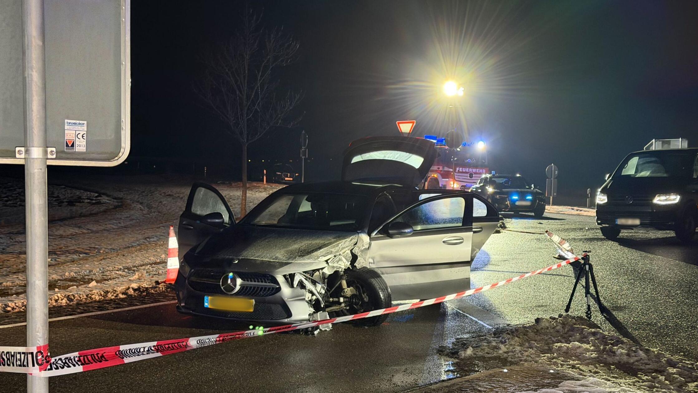 Fahrzeuge und Polizeikräfte stehen nach einer Verf