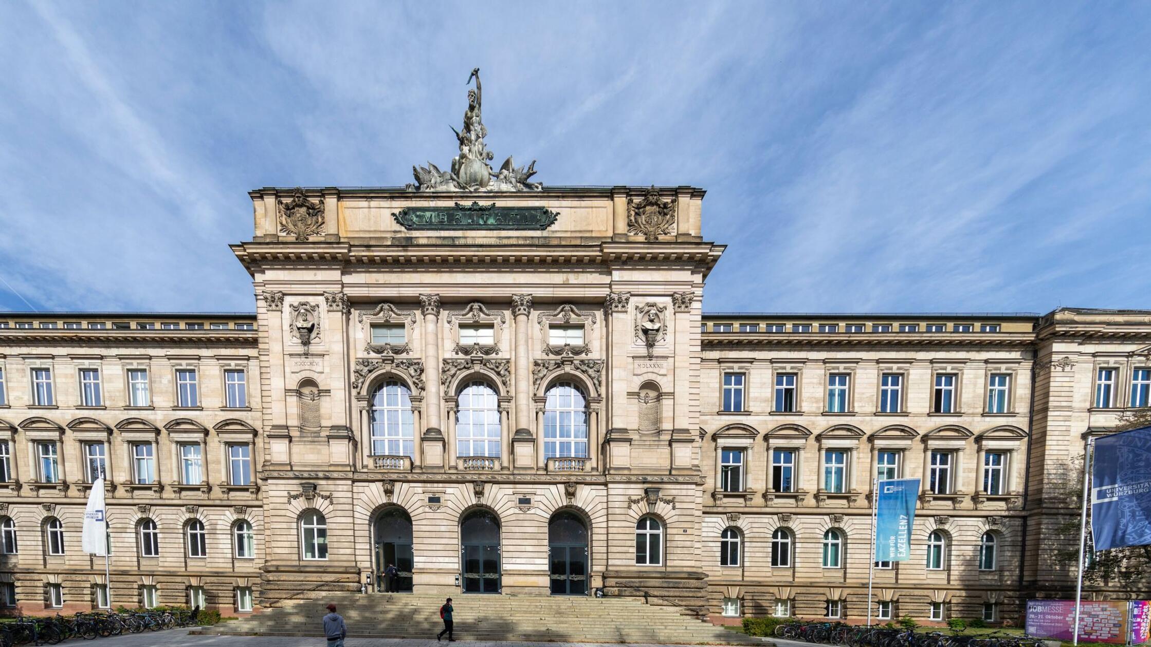 Blick auf Hauptgebäude der Neuen Universität der J