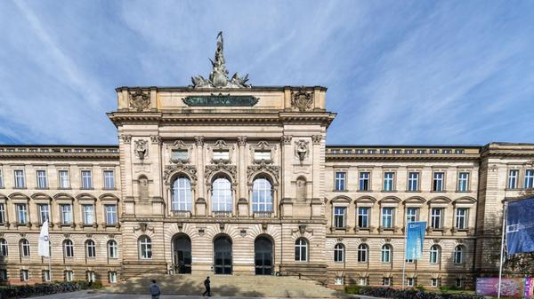 Blick auf Hauptgebäude der Neuen Universität der J