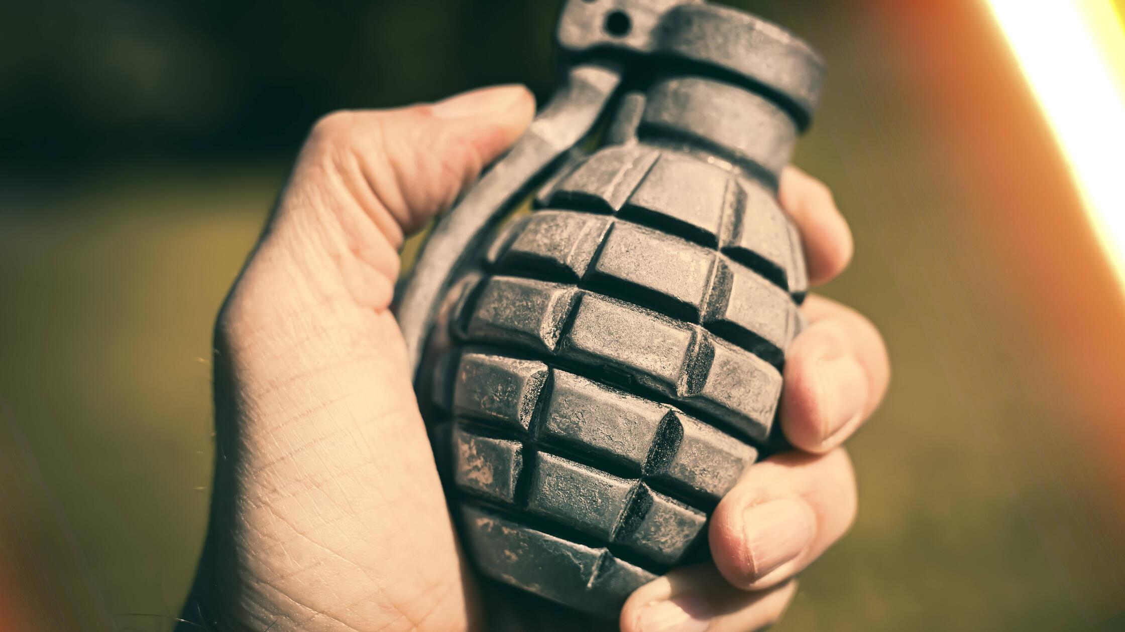 Hand hält Handgranate *** Hand holds hand grenade