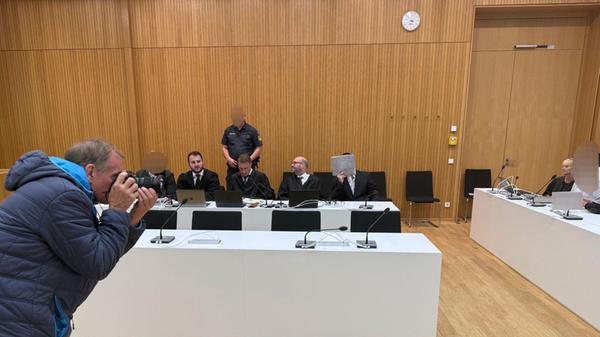 Drei der Angeklagten (2.vl, M, r) sitzen in einem