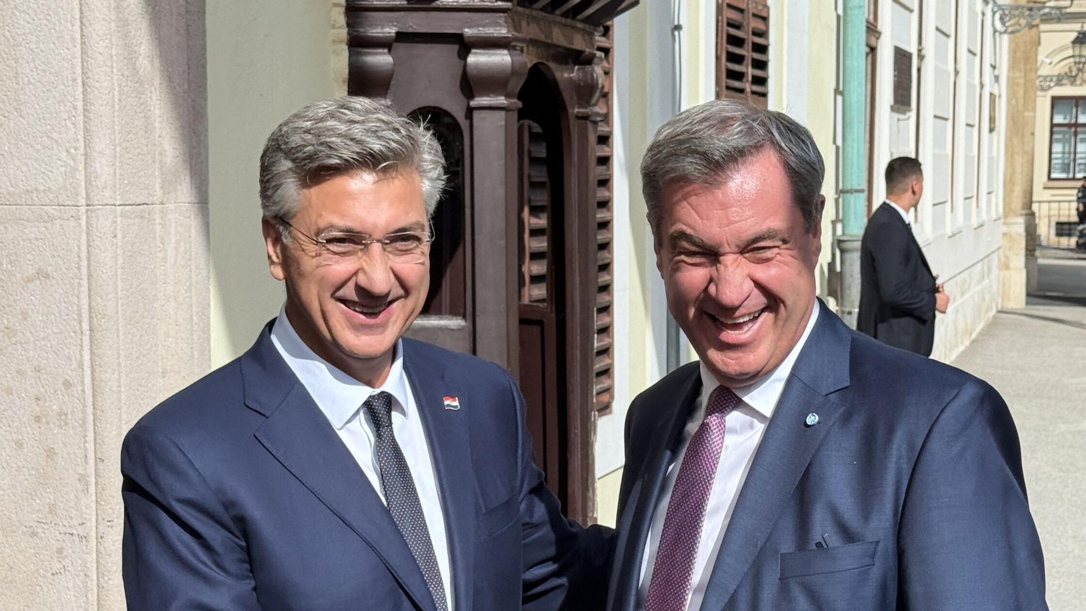 Kroatiens Premier Andrej Plenkovic (l) begrüßt Bay