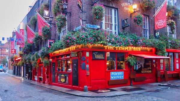 Kaum ein Reiseführer oder eine Werbung kommt zu Irland ohne diese Bar aus. Die „Temple Bar“ in Dublin kann nur frühmorgens ohne Touristen fotografiert werden.