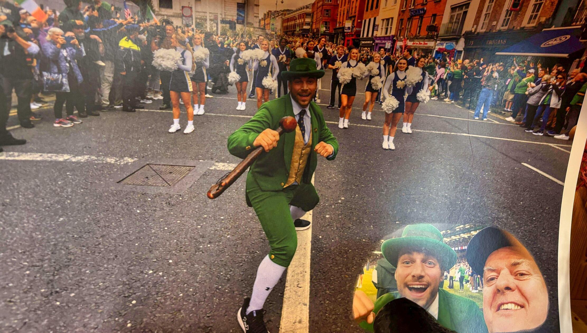Beim Footballteam der „Notre Dame Fighting Irish“ trägt das Maskottchen einen solchen Stock. Liam O‘ Caidhla übergab das Exemplar persönlich an das Maskottchen, das an den irischen Kobold Leprechaun.