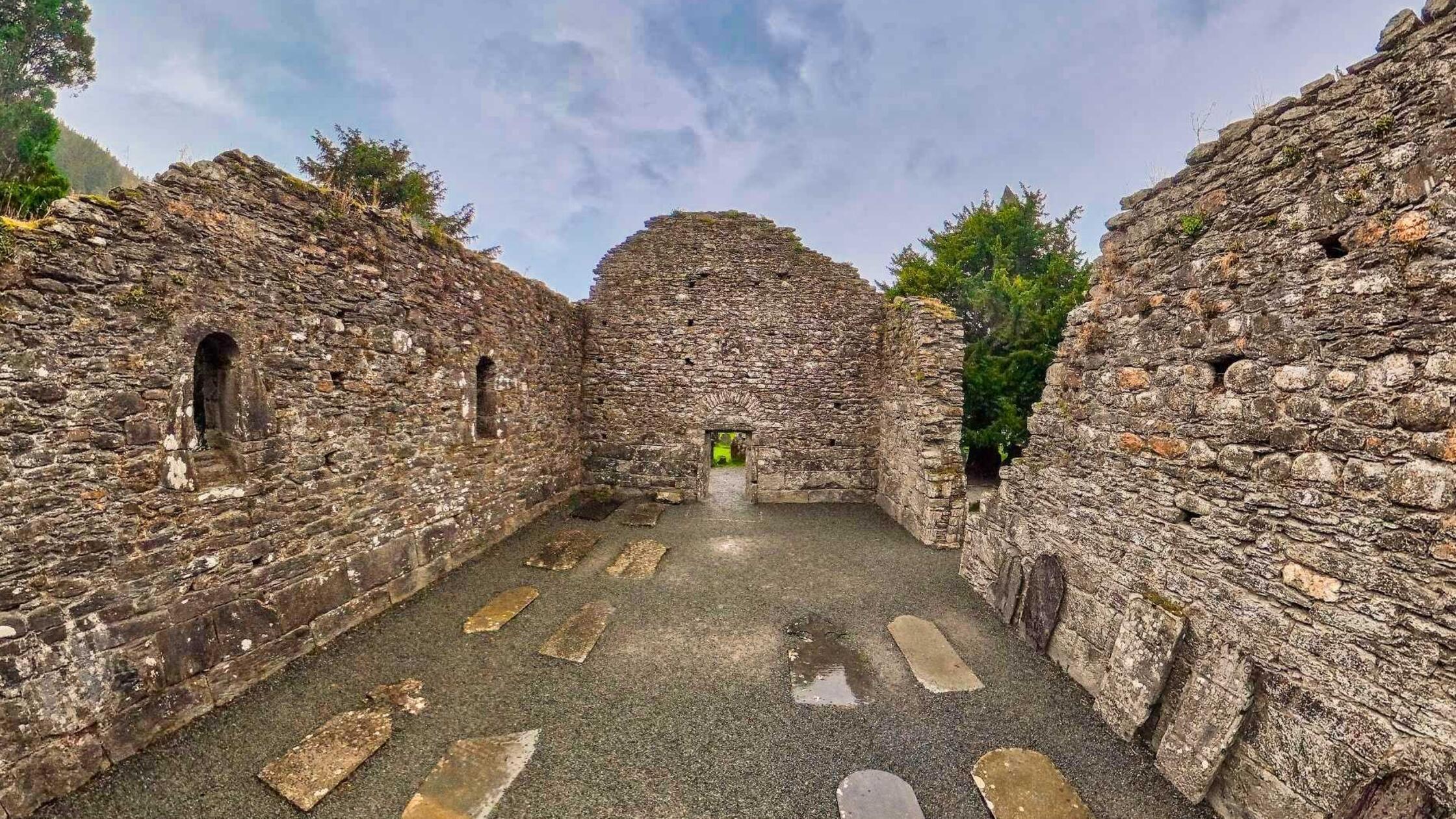 Das Glendalough ist eine berühmte Klosterruine in den irischen Wicklow Mountains, etwa 50 Kilometer südlich von Dublin gelegen.