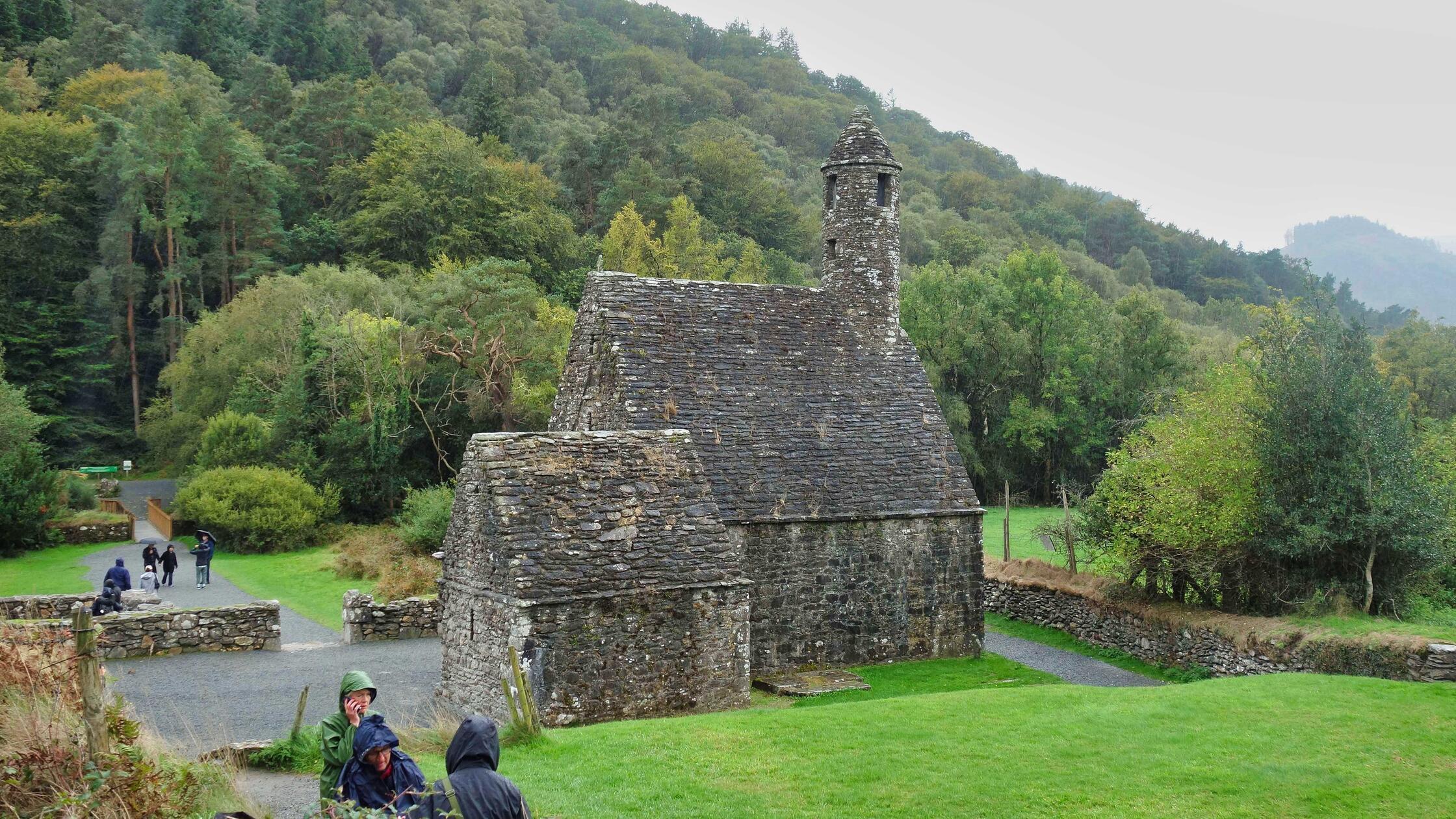 Diese kleine Kirche neben dem Kloster Glendalough steht noch.
