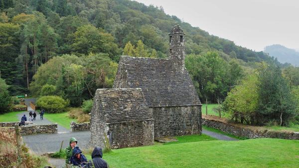 Diese kleine Kirche neben dem Kloster Glendalough steht noch.