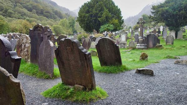 Der Friedhof mit den schiefen Grabsteinen verbreitet, noch dazu im Nieselregen, ein surreales Gefühl.