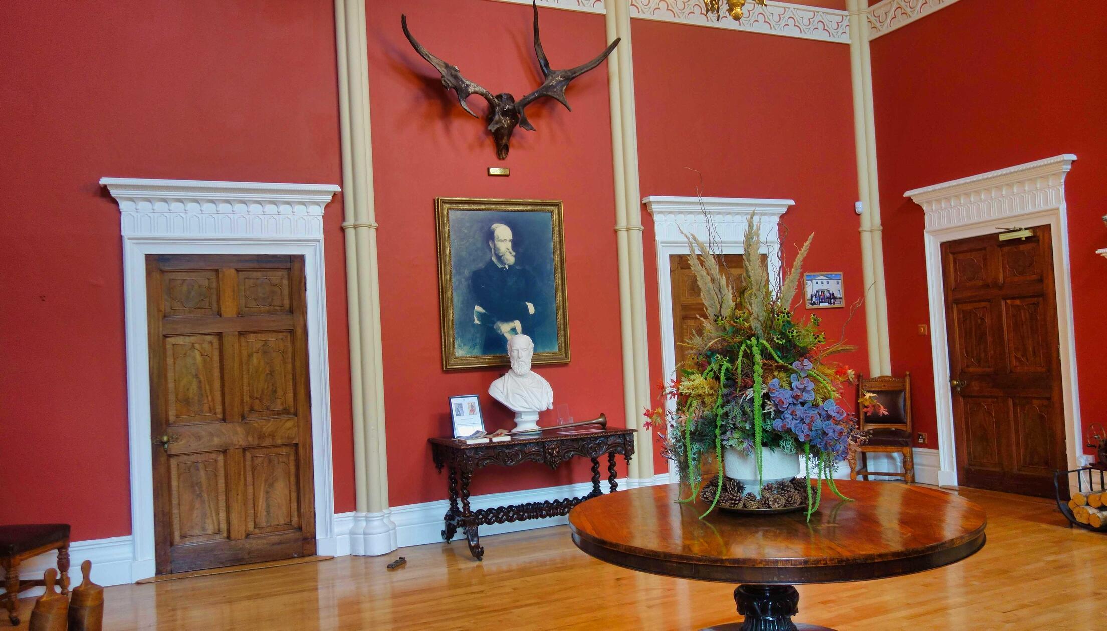 Das Avondale House – an der Wand hängt ein Bild von Charles Stewart Parnell – ist in seiner Ursprünglichkeit erhalten und ermöglicht einen Blick in ein Herrenhaus des 19. Jahrhunderts.